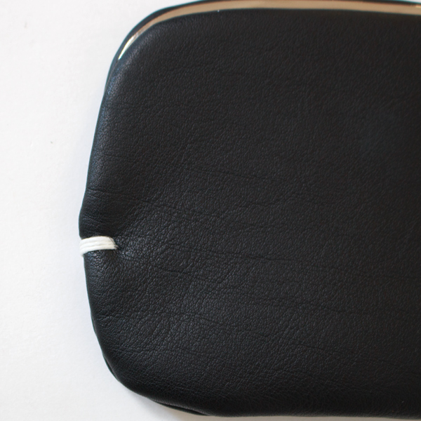イタリア産の牛革を使っています（大）