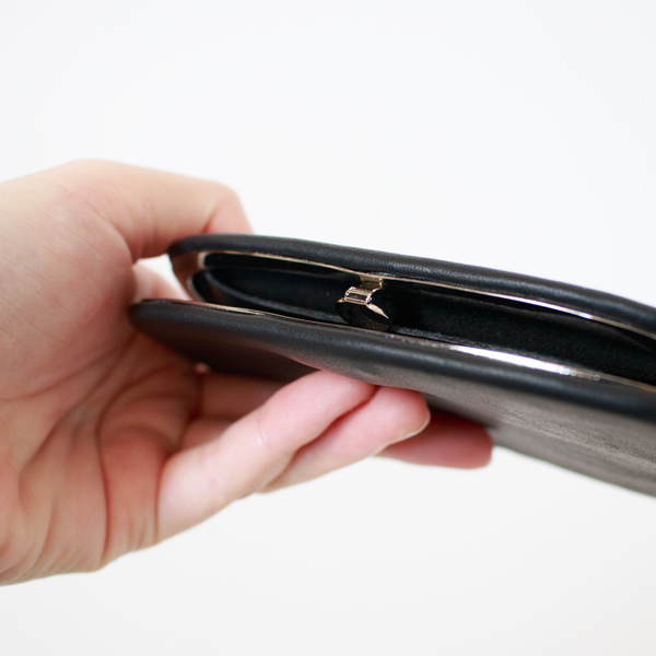 留め具がポーチ内部に隠れている天溝がま口（大）