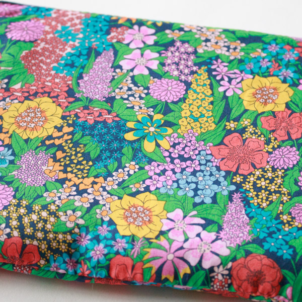 様々な花が明るい色で描かれています(CIARA BLOOMS)
