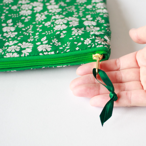柄にあった色のリボンが付けられています(CAPEL EMERALD)