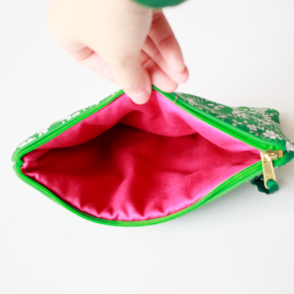内側はピンク(CAPEL EMERALD)