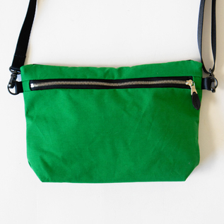 背面にジッパーがついているので、貴重品の収納にも安心です。 背面にジッパーがついているので、貴重品の収納にも安心です。