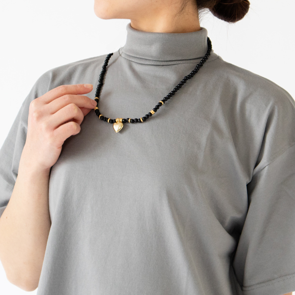 ハートモチーフもチェーンもアクリル樹脂製で軽量