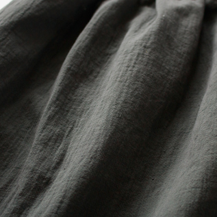 人の手作業での染色と天日干しを行なったナチュラルな生地(GREY) 人の手作業での染色と天日干しを行なったナチュラルな生地(GREY)