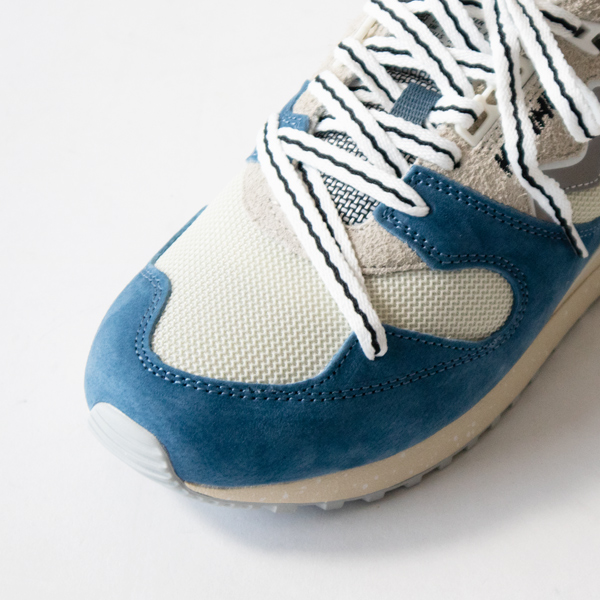 指付近にまでかかったシューレースで抜群のフィット感 指付近にまでかかったシューレースで抜群のフィット感