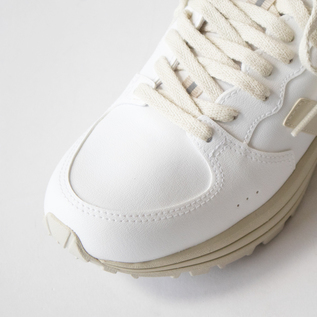 スニーカー VENTURI VC / WHITE PIERRE／VEJA（ベジャ）｜愛着を持って
