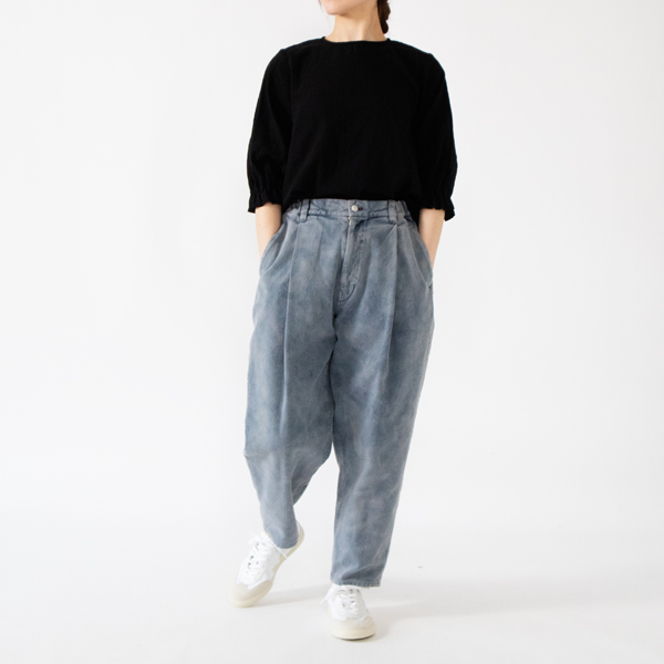 黒、身長：162cm
