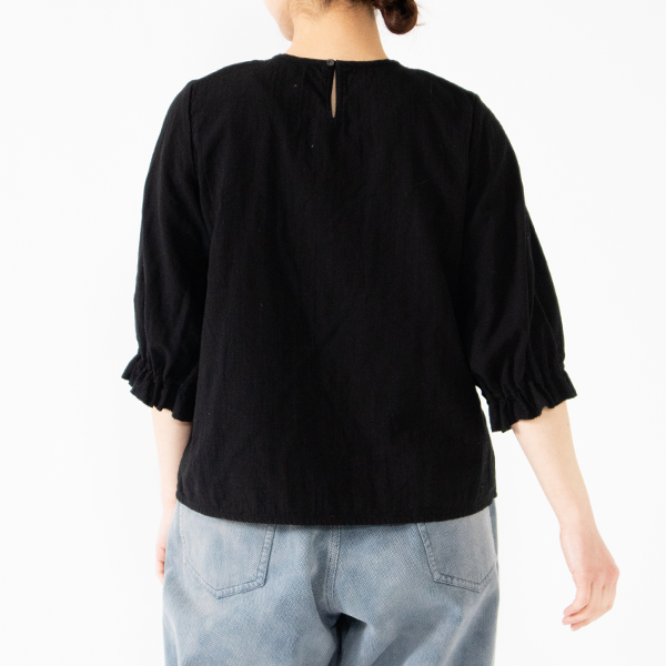 黒、身長：162cm