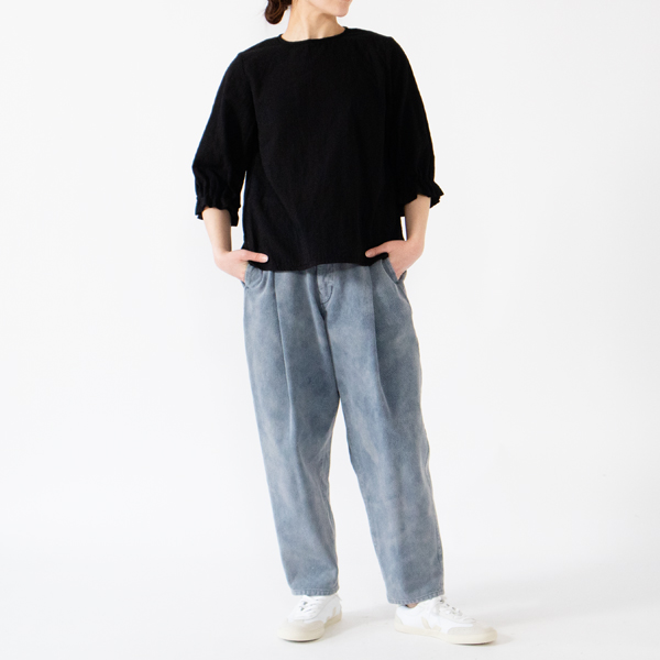 黒、身長：162cm