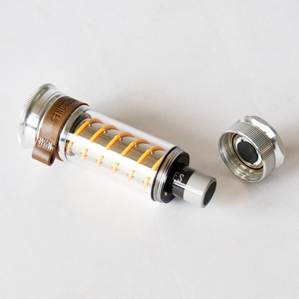 Barebones専用のリチウムイオン電池を充電して使うこともできます(ALUMINUM)