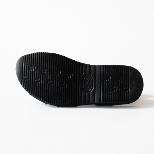 アウトソールは高い耐久性・グリップ性を誇るVIBRAMソール