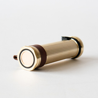 底面部分には磁石を内蔵(BRASS)