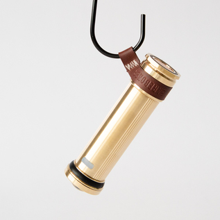 本革ストラップは、吊り下げ用のループとしても機能します(BRASS)