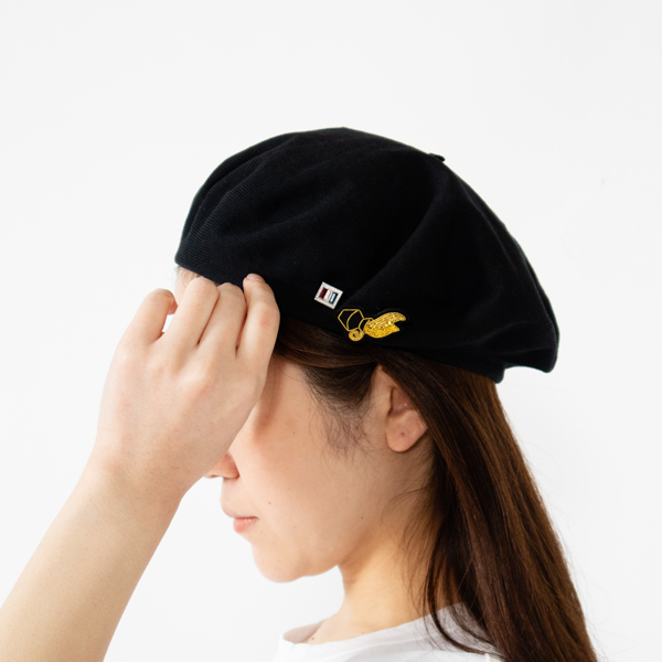 ベレー帽にさまざまなピンズをつけてアレンジ(TRICOLOR)