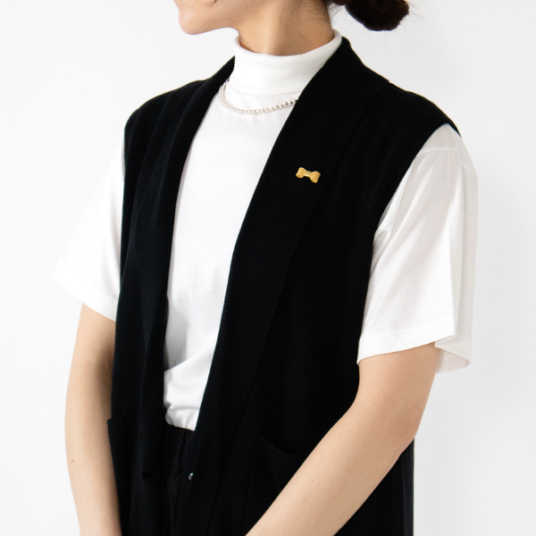 決して大きくない存在でも印象を大きく変えてくれるピンズです(GOLD RIBBON)