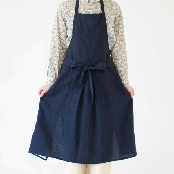 タックスカートのシルエットが取り入れられています(NAVY)