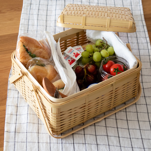 パンやおにぎりを入れて、ピクニックに