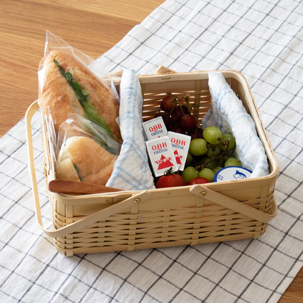 パンやサンドウィッチを入れてピクニックに