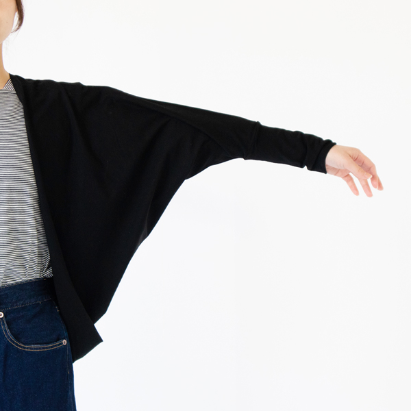 身頃に余裕のあるドルマンスリーブ(身長162cm、BLACK)