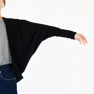 身頃に余裕のあるドルマンスリーブ(身長162cm、BLACK)