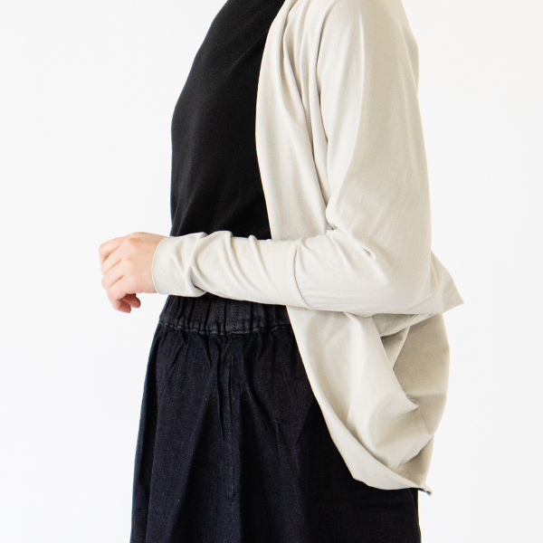袖口は長く、細めのデザイン(身長162cm、L.GREY)