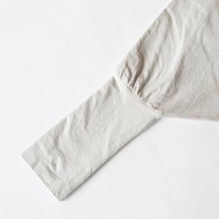袖口は長く、細めのデザイン(身長162cm、L.GREY)