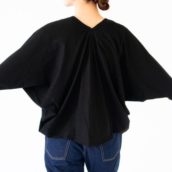 背中のドレープが美しい(身長162cm、BLACK)