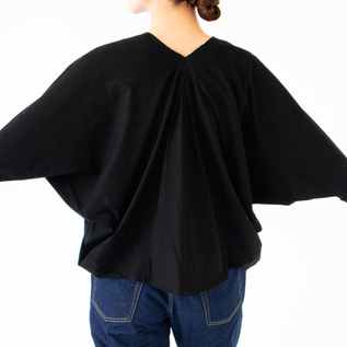 背中のドレープが美しい(身長162cm、BLACK)
