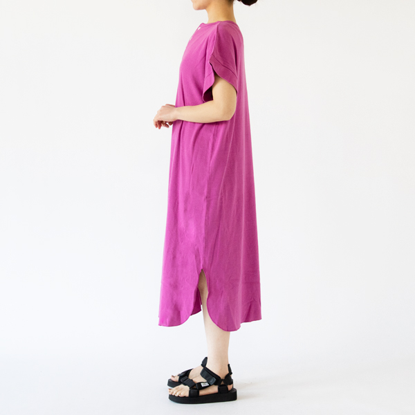 パンツも重ね着しやすいスリット