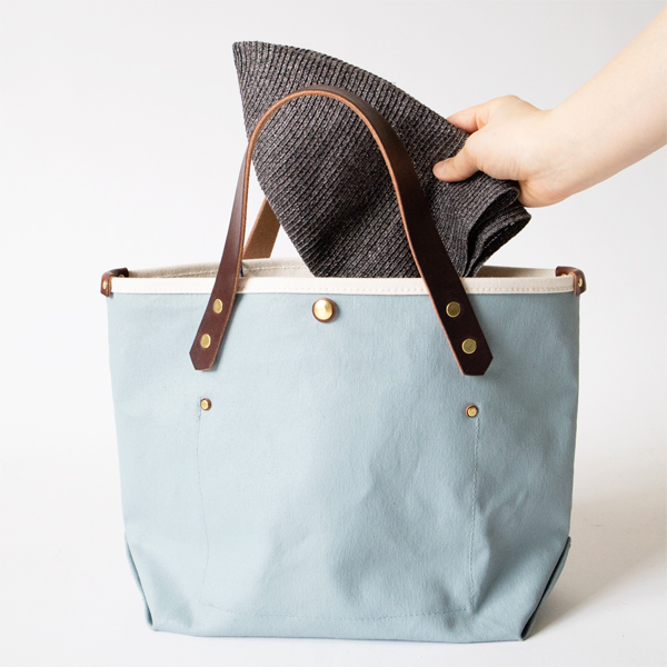 コンパクトに折りたたんでバッグに入れて持ち運べます(GREY)