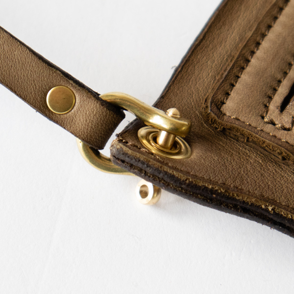 経年変化も楽しみな真鍮の金具(OLIVE)