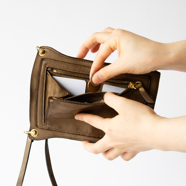 カード、お札、硬貨を分けて入れられます(OLIVE)