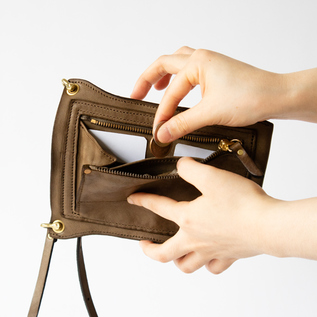 カード、お札、硬貨を分けて入れられます(OLIVE)