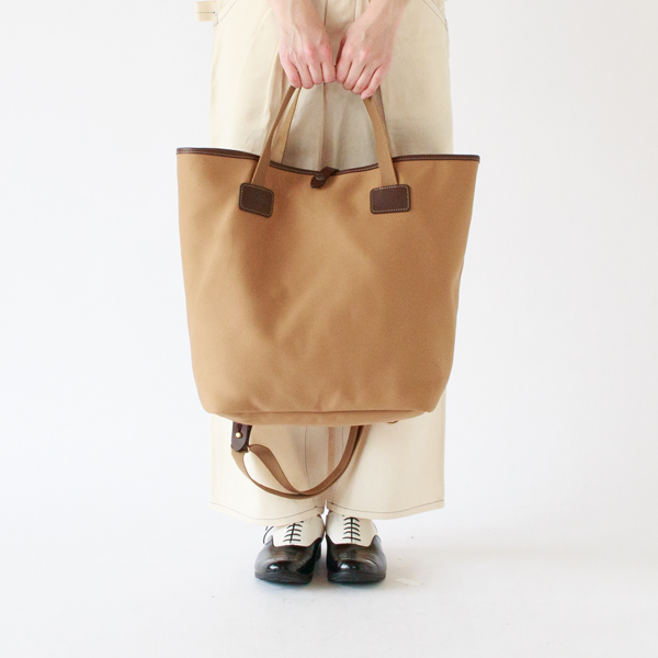 手提げで持った様子(KHAKI)