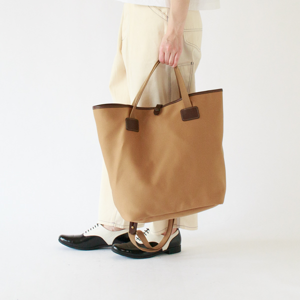 手提げで持った様子(KHAKI)