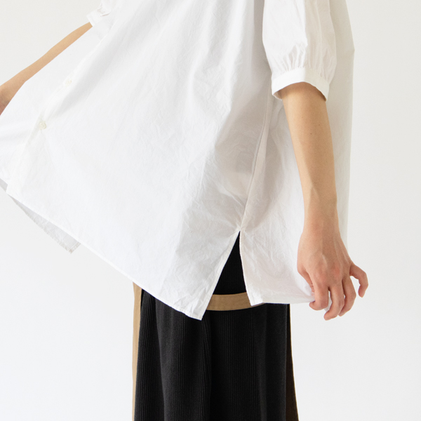 スリットがデザインポイント(身長162cm・WHT)