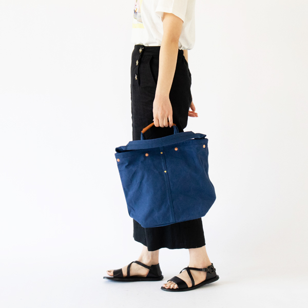手提げで（身長162cm、INDIGO）