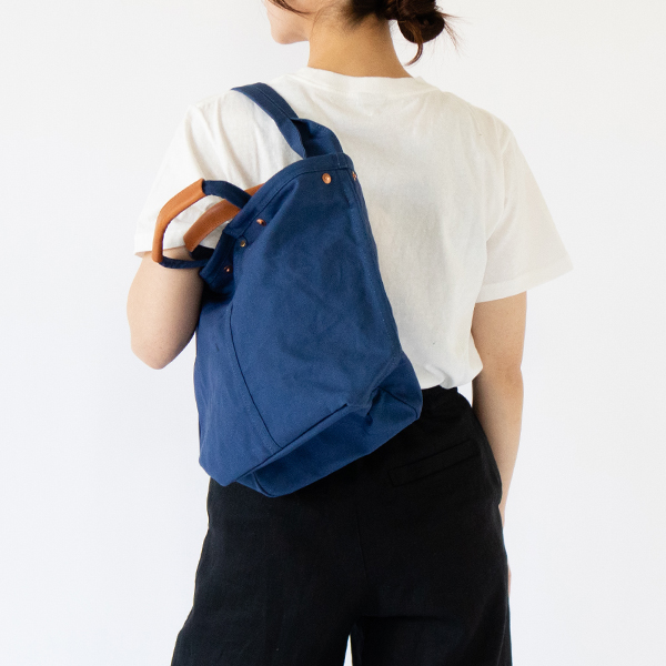 薄手のトップスであれば肩掛けもできます（身長162cm、INDIGO）