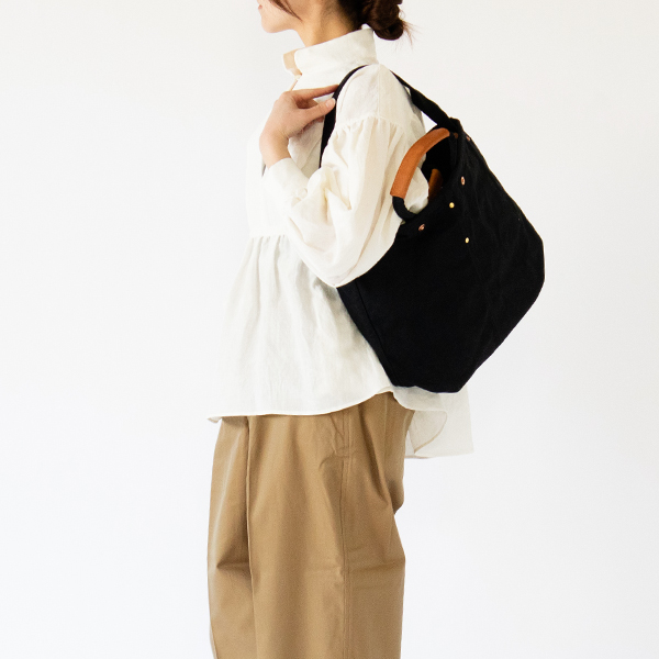 薄手のトップスであれば肩掛けもできます（身長162cm、BLACK）