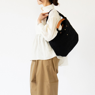薄手のトップスであれば肩掛けもできます(身長162cm、BLACK) 薄手のトップスであれば肩掛けもできます(身長162cm、BLACK)