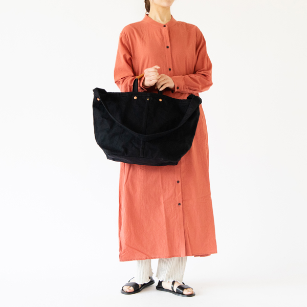 短いハンドルで持った様子（別注BLACK・身長162cm）
