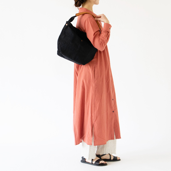 薄手のトップスであれば肩掛けもできます（身長162cm・BLACK）