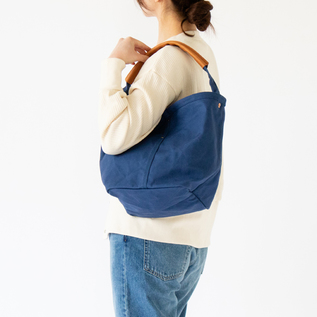 薄手のカットソーであれば肩掛けもできます(INDIGO) 薄手のカットソーであれば肩掛けもできます(INDIGO)