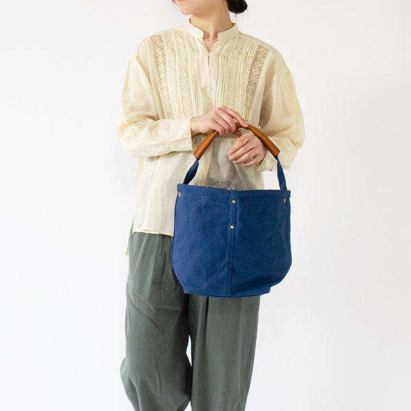 手持ちしたり、肘にかけたり（INDIGO）