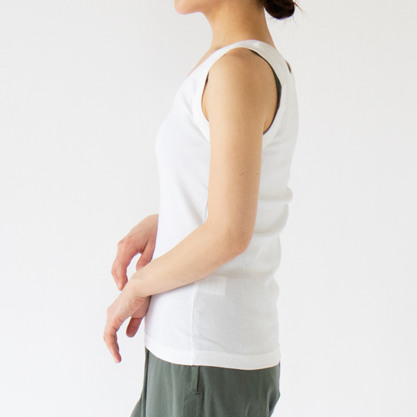 インナーが見えないアームホール インナーが見えないアームホール