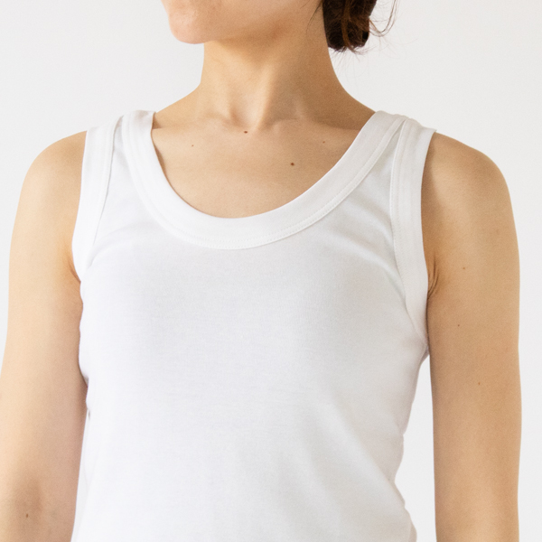 深すぎない胸元 深すぎない胸元