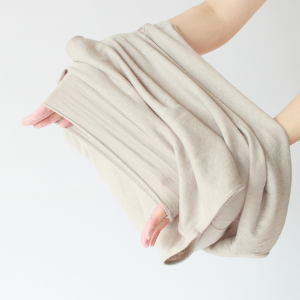 着初めは首元がタイトなので、両手でこのように伸ばしての着用をおすすめします