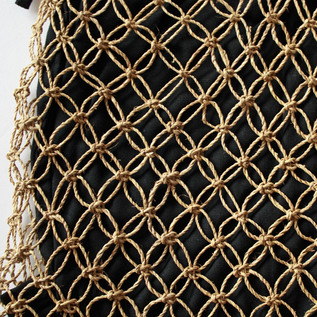 パームリーフの繊維を撚りあわせた紐を使い大きなピッチで編まれています(別注 Black) パームリーフの繊維を撚りあわせた紐を使い大きなピッチで編まれています(別注 Black)