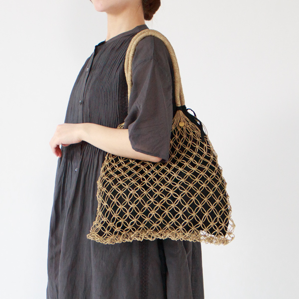 肩掛けもできる長めのハンドル(Black・身長162cm)