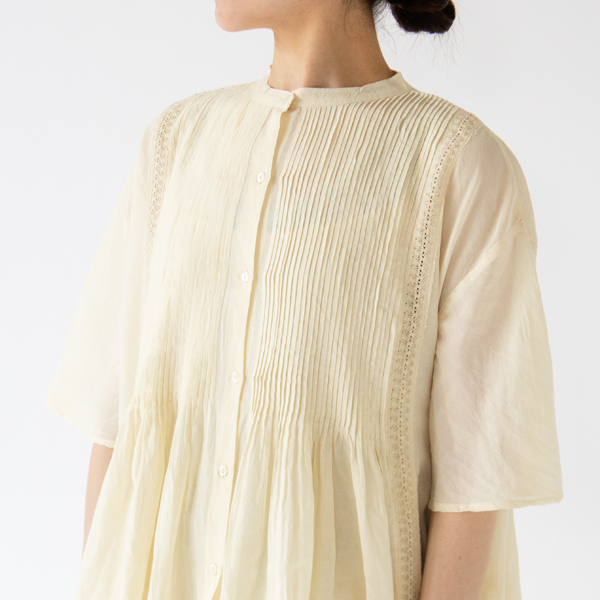 細やかなピンタックに、レースを一部組み合わせた胸元 細やかなピンタックに、レースを一部組み合わせた胸元